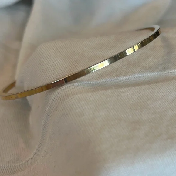 2 Vintage gold tone bangle bracelets one of which is etched - Picture 3 of 4